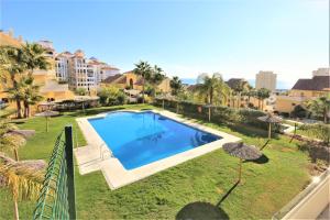 Bazén v ubytování Estepona Port Apartment OLIVIAN nebo v jeho okolí