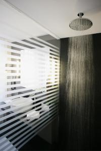 a bathroom with black and white walls and a shower at Boston Hotel HH in Hamburg