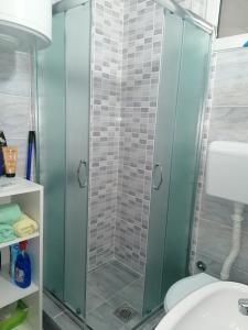 a bathroom with a glass shower with a toilet at Fast Sleep & Go 1 in Paraćin