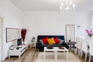 拉斯佩齊亞的住宿－Le Viole Matte - Appartamento immerso nel Verde con Vista Mare，客厅配有黑色沙发和白色桌子