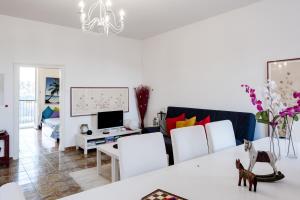 Biały salon z białym stołem i krzesłami w obiekcie Le Viole Matte - Appartamento immerso nel Verde con Vista Mare w mieście La Spezia +7 zdjęć
