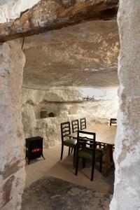 a dining room with a table and chairs and a fireplace at Casa Rural del Juez in Alcalá del Júcar