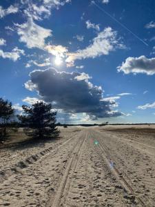 een onverharde weg in het midden van een veld bij Best Western Hotel Baars in Harderwijk