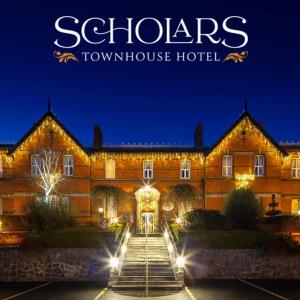 ドロヘダにあるScholars Townhouse Hotelのタウンハウスホテルへ続く階段のある建物