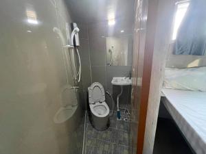 a small bathroom with a toilet and a sink at Charinsup Pinklao Hotel in Bang Kruai