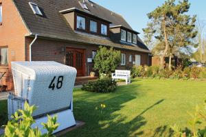 a house with a yard with a house with a house number at Annika1 in Tinnum