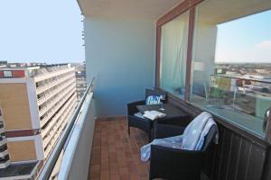 a room with a balcony with a table and a window at Ferienwohnung Lönkiker in Westerland (Sylt)