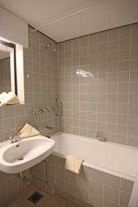 a bathroom with a sink and a bath tub at Ferienwohnung Binnenkiker in Rantum