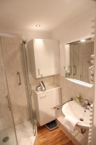 ein Badezimmer mit Waschbecken und Dusche in der Unterkunft Ferienwohnung Austernfischerin in Westerland