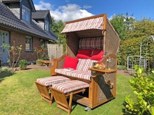 ハリスレーにあるfewo1846 - HimmernNestの屋根付きの庭園内の木製椅子