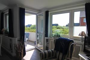 a living room with a couch and a window at Käpt`n Hörnchen in Hörnum