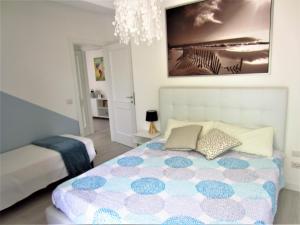 リミニにあるSplendido appartamento sul mareのベッドルーム1室(ベッド1台、シャンデリア付)