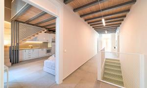 uma sala de estar e cozinha com tectos de madeira em Pal Calma Suites em Rethymno Town