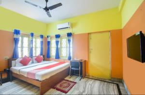 コルカタにあるHoliday Rental Roomsのベッドルーム(ベッド1台、薄型テレビ付)