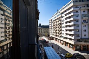 widok z okna ulicy miejskiej z budynkami w obiekcie Metropole Apartments Studio Old City w Bukareszcie
