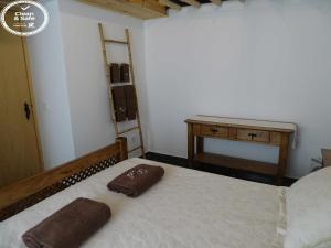ein Schlafzimmer mit einem Bett und einem Handtuch darauf in der Unterkunft DieAna Alojamento Amieira in Amieira