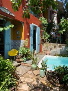 ein Haus mit Pool im Hof in der Unterkunft Hospedaria Santa Bárbara in Rio de Janeiro