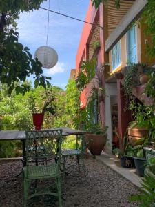 a table and chair in the courtyard of a house at Hospedaria Santa Bárbara in Rio de Janeiro