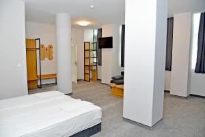 Ένα ή περισσότερα κρεβάτια σε δωμάτιο στο Hotel Ricas