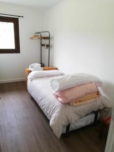 A bed or beds in a room at Casa Cotefablo Alojamiento Ara Gavin, Biescas