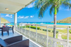 balcón con vistas al océano en Le Domaine Anse Marcel Beach Resort, en Anse Marcel 