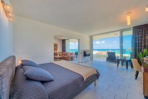Postel nebo postele na pokoji v ubytování Le Domaine Anse Marcel Beach Resort