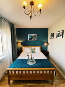 Tempat tidur dalam kamar di Parker House Beach & Golf Portrush