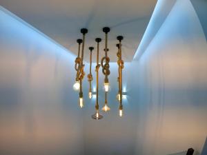 lampadario pendente appeso a un soffitto in una stanza di El refugio a Pinos Genil