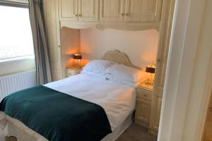 Postel nebo postele na pokoji v ubytování Hillhead House, 4* Rated NITB - Stunning Sea Views