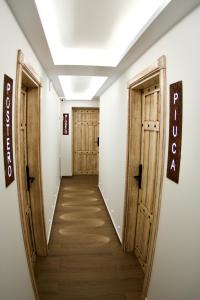 un pasillo con puertas que dan a un pasillo con suelo de madera en El refugio, en Pinos Genil