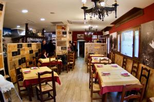 a restaurant with tables and chairs in a room at El refugio in Pinos Genil
