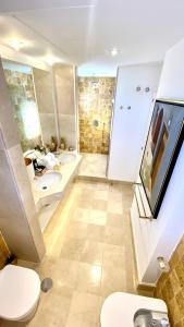 Vonios kambarys apgyvendinimo įstaigoje MONDRIAN Luxury Suites & Apartments Market Square I