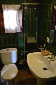 Un baño de Apartamentos Rurales La Fàbrica