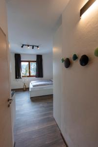 Pokój z sypialnią z łóżkiem i oknem w obiekcie Modern studio apartment in the heart of Merano w Meranie