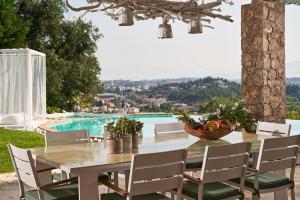 Piscina de la sau aproape de The Editor's Villa - Member of Spiritual Living Corfu