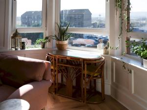 A seating area at Pass the Keys Quirky, Cosy, Entire Flat in Trendy area