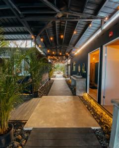 um corredor vazio num edifício com plantas em Wao Jungle Venao em Playa Venao