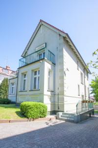 un edificio blanco con un balcón en el lateral. en Rewita Międzyzdroje - Galeon, en Międzyzdroje