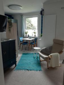 a living room with a blue rug and a table at Blaue Welle in Varel