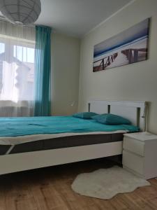 Ένα ή περισσότερα κρεβάτια σε δωμάτιο στο Apartament Błękitna Muszelka Darłówko