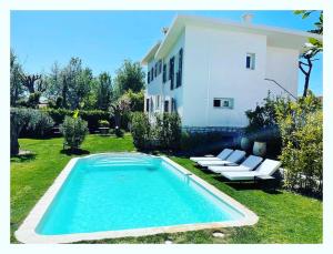 a swimming pool in the yard of a house at Villa Louise-Rose in Villeneuve-Loubet