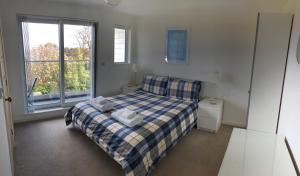 a small bedroom with a bed and a window at Casa Fina in St Ives