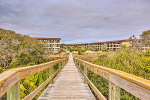 希爾頓頭島的住宿－Hilton Head Ocean View Villa Steps from the Beach，木板人行道通往拥有建筑的度假胜地