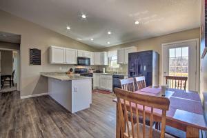 Spacious Home with Deck, Walk to Peter Pan Park