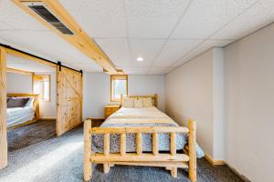 Katil atau katil-katil dalam bilik di Mitten Lake Retreat