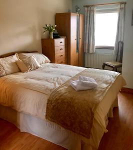 una camera da letto con un letto e un asciugamano bianco di Corner House a Newport