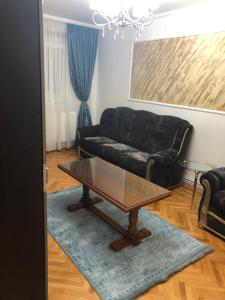 un soggiorno con divano e tavolino da caffè di Apartament Central Dioda Deluxe a Sibiu