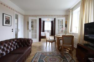 a living room with a couch and a table at Ferienwohnung Art Deco in Hörnum