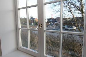 a window with a view of a parking lot at Ferienwohnung Art Deco in Hörnum