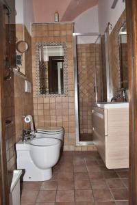 La salle de bains est pourvue de toilettes et d'un lavabo. dans l'établissement Il giardino di Adele, à Sermoneta